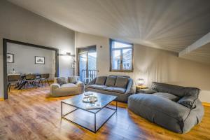 埃尔塔特KOKONO Vacation Rental Apartment El Tarter, Andorra的客厅配有两张沙发和一张桌子