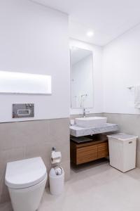 迪拜Nasma Luxury Stays - Fabulous Apartment With Balcony Near MJL's Souk的浴室配有白色卫生间和盥洗盆。