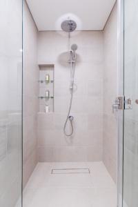 迪拜Nasma Luxury Stays - Fabulous Apartment With Balcony Near MJL's Souk的带淋浴的浴室和玻璃门