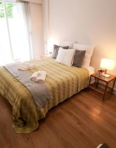 里斯本JAM Retreat的一间卧室配有一张大床和两条毛巾