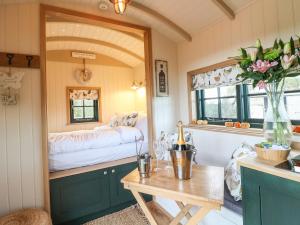诺丁汉Poppie's Shepherds Hut的小房间设有小桌子和床