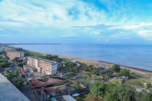 尼甘布Ocean Breeze Studio Apartment Negombo的享有海滩和海洋的空中景致