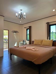 麦岛Hanoii House的配有吊灯的卧室内的一张大床