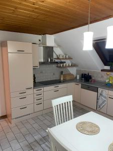 Große Wohnung mit Altstadtnähe的厨房配有白色橱柜和白色桌子