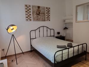 鲁昂Appartement centre ville的一间卧室配有一张床和一盏灯