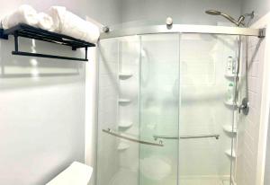 圣安娜Guesthouse near Disney, Walmart with private parking的带淋浴的浴室和玻璃门