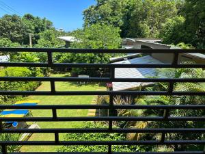 麦岛Hanoii House的享有庭院景致的阳台