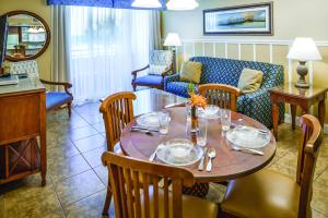 奥蒙德海滩Hilton Vacation Club The Cove on Ormond Beach的客厅配有桌椅和沙发
