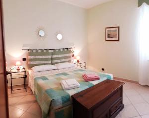 维泰博A Viterbo Terme "Casa Vacanze Al Melograno"的一间卧室配有一张大床和两条毛巾