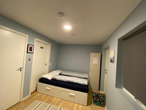 卑尔根Your Dream Studio in Bergen的一间小卧室,角落里设有一张床