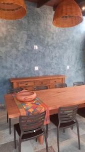 皮雷诺波利斯Casa Pequizeiro的餐桌、椅子和木桌