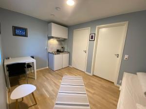 卑尔根Your Dream Studio in Bergen的一间小公寓,配有桌子和厨房