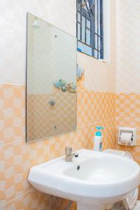 蒙巴萨The Nest Studio Apartment in Bamburi Mombasa的一间带水槽和镜子的浴室