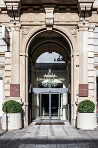 米兰克里斯托佛罗克伦伯世界酒店的吊灯的建筑物入口