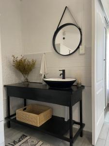 内尔斯普雷特Groenewald's Haven的浴室设有黑色水槽和镜子