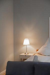 Neu GaarzNeu möbliertes 1 - Zimmerapartment mitten in der Natur的一间卧室配有一张带台灯的床铺,