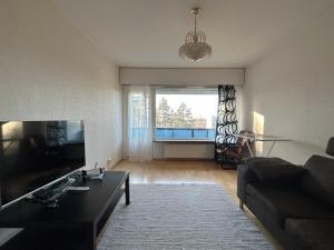 赫尔辛基An entire flat 60m2 with a balcony in Itakeskus of Helsinki的客厅配有沙发和桌子