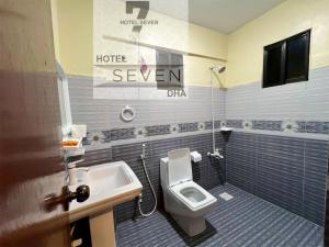 卡拉奇Hotel 7 DHA的一间带卫生间和水槽的浴室