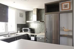 波尔多Grand Lebrun - Appartement 3 chambres avec ascenseur - Caudéran的厨房配有不锈钢冰箱和微波炉。