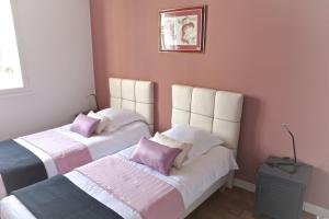 波尔多Grand Lebrun - Appartement 3 chambres avec ascenseur - Caudéran的一间卧室配有两张带粉红色枕头的床