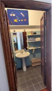 米兰Casa Baiamonti appartamento Centro Milano的一间带水槽和镜子的浴室