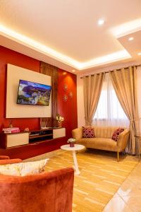 坎帕拉Premier Suites Kyanja的客厅配有沙发和桌子