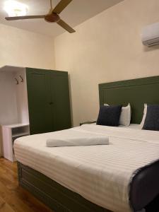 巴格达Al-Rabie Hotel & Apartments的一间卧室配有一张大床和绿色床头板
