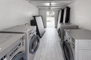 马拉松Sea Grape Getaway的洗衣房配有两台洗衣机