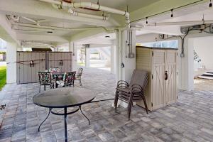 马拉松Sea Grape Getaway的天井配有桌椅。