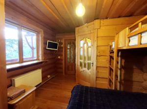 亚列姆切Дерев'яний котедж "Казка"的小木屋内的卧室,配有床和窗户