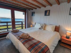 马莱格Doune Bay Lodge的一间卧室配有一张床,享有水景