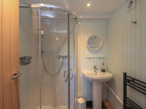 马莱格Doune Bay Lodge的带淋浴和盥洗盆的浴室