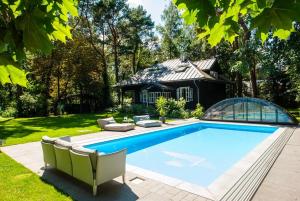 华沙Joy Village的一座房子的院子内的游泳池