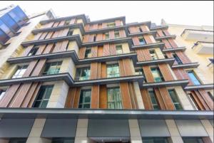 贝鲁特Violin 1 Bedroom Apartment in Solidere的一座高大的建筑,有很多窗户