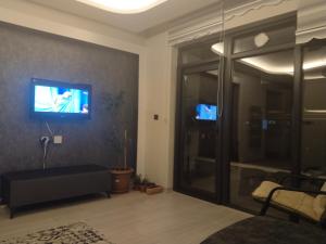 安卡拉Ankara Esenboğa Airport Luxury Rezidance的客厅的墙上配有电视