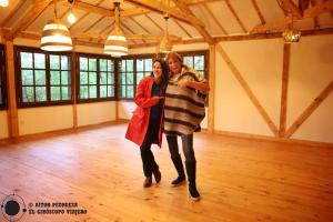 加布罗沃The Legends , Art & Forest的两个女人在屋子里跳舞