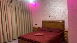 阿加迪尔Chic 3 Bed Villa in heart of Agadir的一间卧室配有一张红色棉被的床