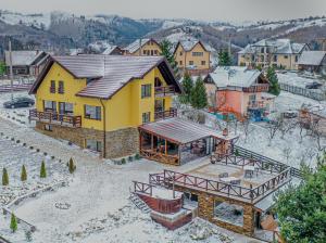 佩什泰拉Transylvanian Views的村庄房屋的空中景观