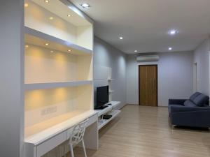 乔治市118 Apartment Tanjung Tokong by Yen's Sojourn的客厅配有蓝色的沙发和电视