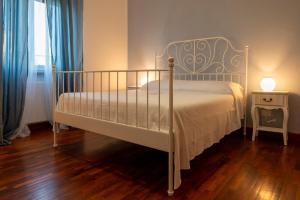 列蒂Orchidee apartment的一间卧室配有一张白色床架的床
