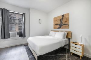纽约Hotel 27 by LuxUrban的白色的卧室设有床和窗户