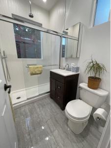 洛杉矶Resort Getaway in Private Garden Terrace Villa w Luxury Amenities的浴室配有卫生间、淋浴和盥洗盆。