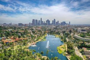 洛杉矶Resort Getaway in Private Garden Terrace Villa w Luxury Amenities的城市,有河流和城市天际线