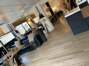 乐巴凯尔斯Hotel De La Mer的享有带木地板的客厅的顶部景色。