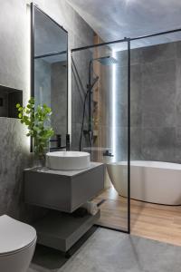 巴亚马雷Expozitiei ap. 6的带浴缸、盥洗盆和卫生间的浴室