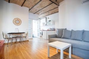 巴塞罗那51no1058 - Bright 1bed flat in Poble Sec的客厅配有蓝色的沙发和桌子