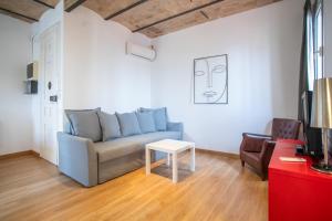 巴塞罗那51no1058 - Bright 1bed flat in Poble Sec的客厅配有蓝色的沙发和桌子