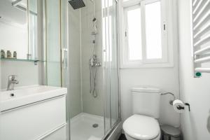 巴塞罗那51no1058 - Bright 1bed flat in Poble Sec的带淋浴、卫生间和盥洗盆的浴室