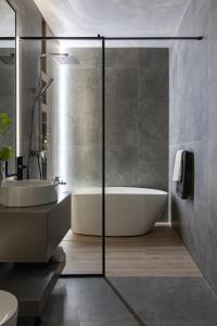 巴亚马雷Expozitiei ap. 6的浴室配有白色浴缸和水槽