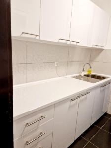 弗拉涅Esperanto的厨房配有白色橱柜和水槽